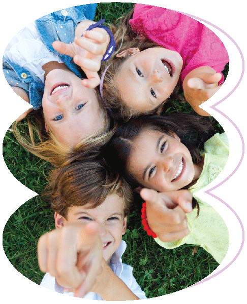 Παιδιά χαμογελούν και παίζουν σε ζεστό θεραπευτικό χώρο